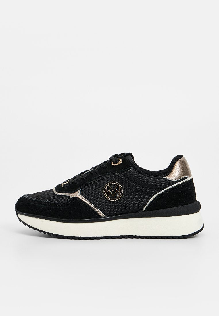 Schwarze Sneakers aus Mesh- und Wildledermaterialien, mit metallischen goldenen Akzenten, weißer Sohle und Logo-Detail an der Seite. Klassisches sportliches Design.