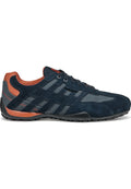 Blaue Wildledersneaker mit grauen Lederakzenten, strukturiertem Obermaterial, runder Zehenpartie und schwarzer Gummisohle. Mit orangefarbenem Detail an der Ferse.