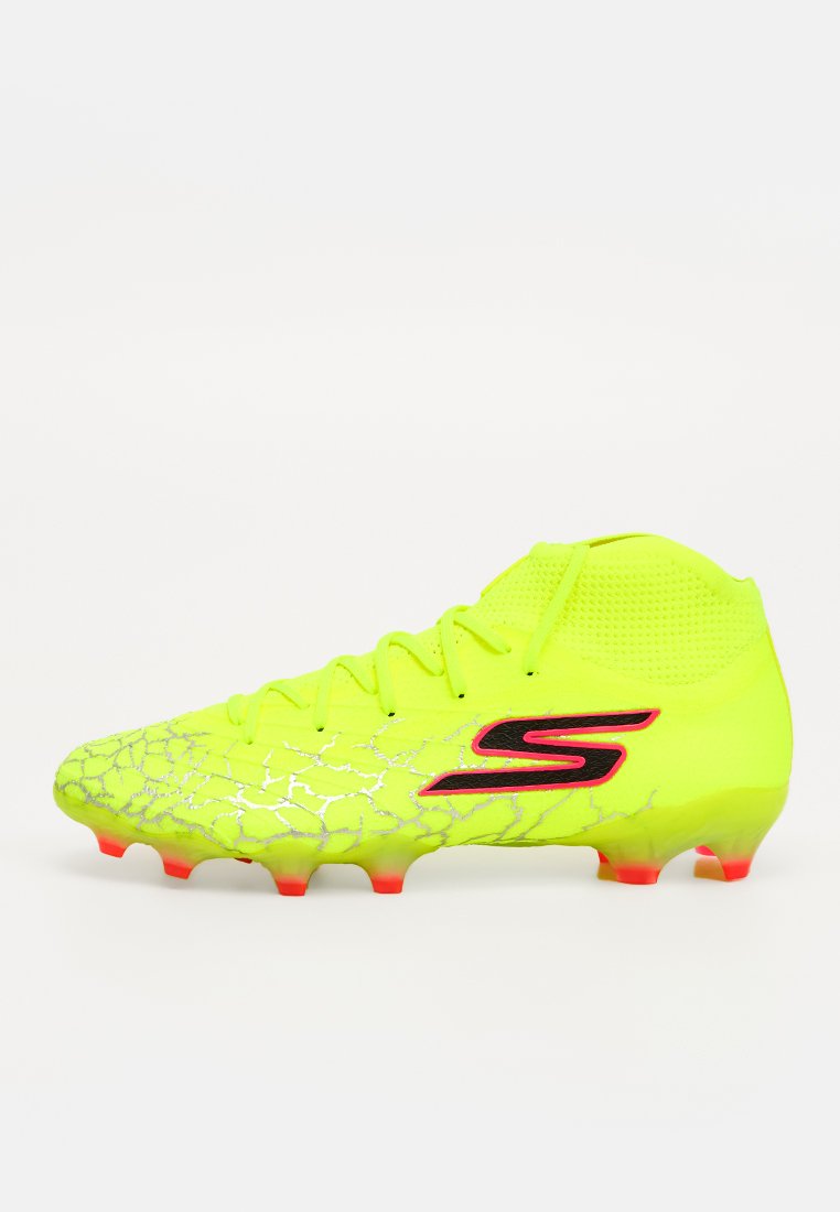 Gelbe Fußballschuhe mit einem rissartigen Muster, schwarzem Logo und strukturiertem Obermaterial. Verfügt über ein niedriges Design und einen roten Akzent an der Sohle.