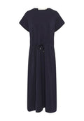 Navyblaues Kleid aus weichem Stoff, mit rundem Ausschnitt, kurzen Ärmeln und einer taillierten Taille mit Kordelzug. Fließende Silhouette.