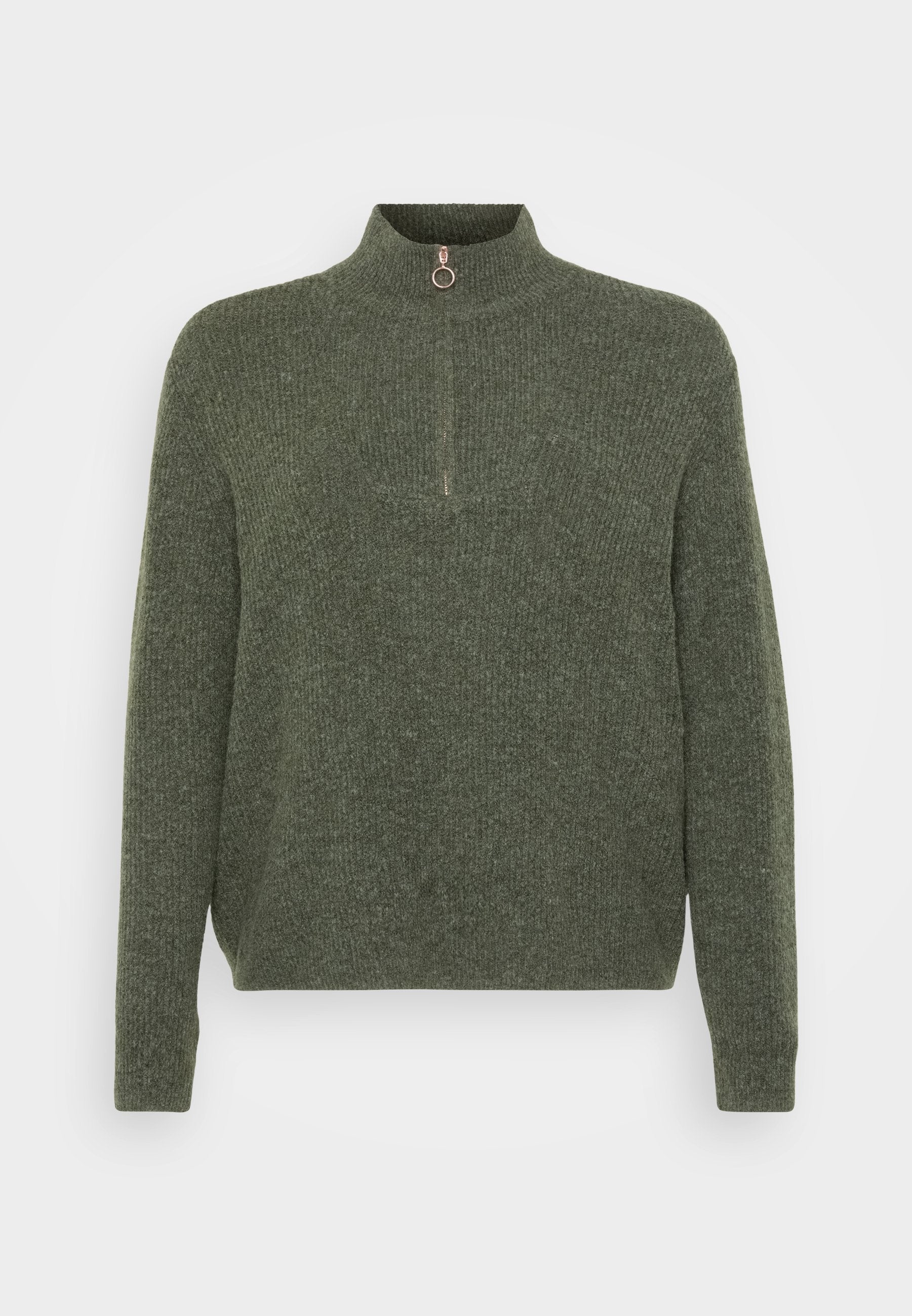 Dunkelgrüner Strickpullover mit hohem Kragen, halbseitigem Reißverschluss und durchgehend gerippter Textur.