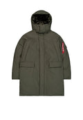 Dunkelgrüner isolierter Parka mit hohem Kragen und Kapuze, Frontreißverschluss, Klappentaschen und einem roten "Remove Before Flight"-Tag auf der linken Taschen-Seite des Ärmels.