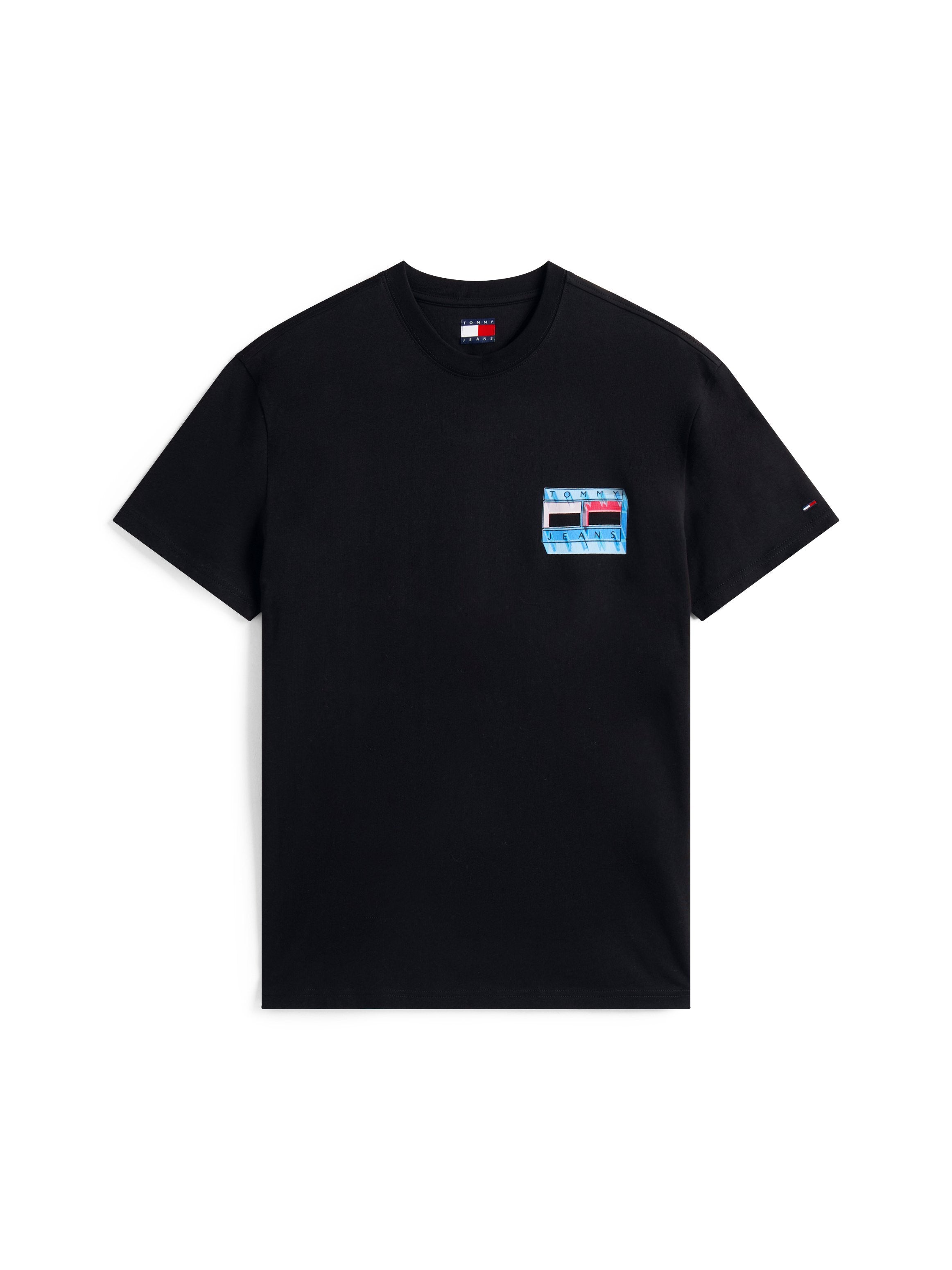 Schwarzes Baumwoll-T-Shirt mit kurzen Ärmeln, das ein mehrfarbiges grafisches Logo auf der linken Brusttasche und ein Markenetikett am Ärmel hat.