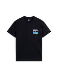 Schwarzes Baumwoll-T-Shirt mit kurzen Ärmeln, das ein mehrfarbiges grafisches Logo auf der linken Brusttasche und ein Markenetikett am Ärmel hat.