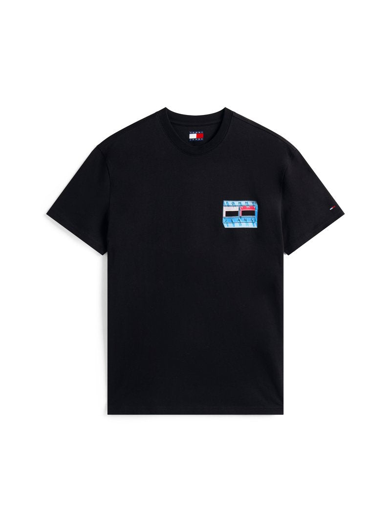Schwarzes Baumwoll-T-Shirt mit kurzen Ärmeln, das ein mehrfarbiges grafisches Logo auf der linken Brusttasche und ein Markenetikett am Ärmel hat.