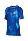 Blaues Fußballtrikot mit wirbelndem Muster, kurzen Ärmeln, Rundhalsausschnitt und Chelsea FC-Logo. Hergestellt aus atmungsaktivem Stoff mit orangefarbenen Akzenten.