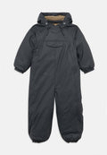 Schwarzer gepolsterter Schneeanzug mit Kapuze, elastischen Bündchen, Vordertasche und Reißverschluss. Hergestellt aus wasserabweisendem Material mit glatter Textur.