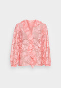 Transparente rosa Bluse mit floralem Spitzenmuster, Rüschenausschnitt und langen Puffärmeln. Leichter Stoff, lockere Passform.