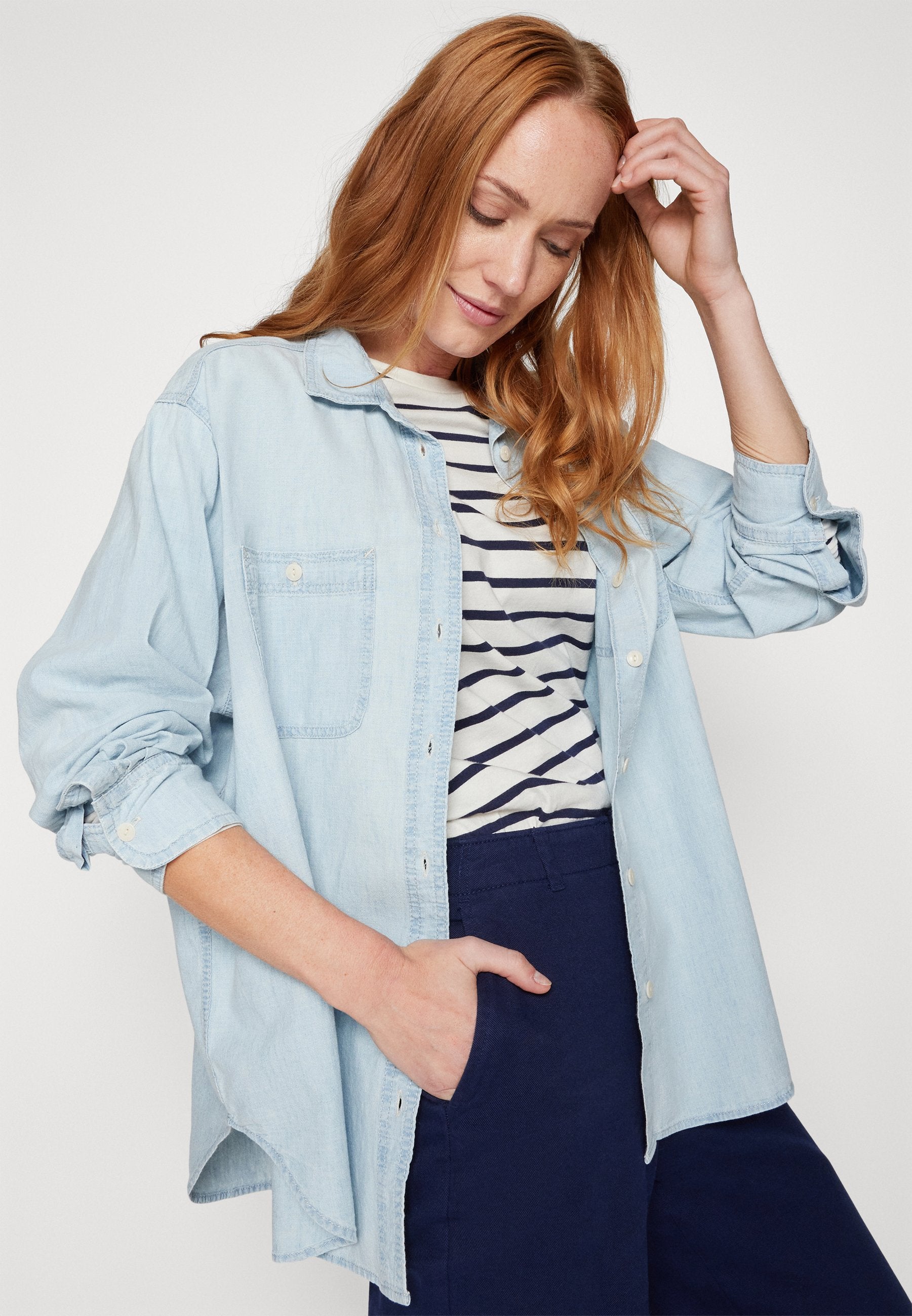 GAP THE BIG SHIRT BLEACH CHAMBRAY
