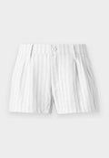 Weiße Baumwollshorts mit hellgrauen vertikalen Streifen, ausgestattet mit einem Knopfverschluss, Falten und Seitentaschen. Einfaches und lässiges Design.
