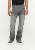 Graue Jeans aus Denim mit geradem Bein, fünf Taschen und subtilen Ausbleichungen. Kombiniert mit grünen Turnschuhen für einen lässigen Look.