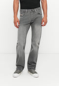 Graue Jeans aus Denim mit geradem Bein, fünf Taschen und subtilen Ausbleichungen. Kombiniert mit grünen Turnschuhen für einen lässigen Look.