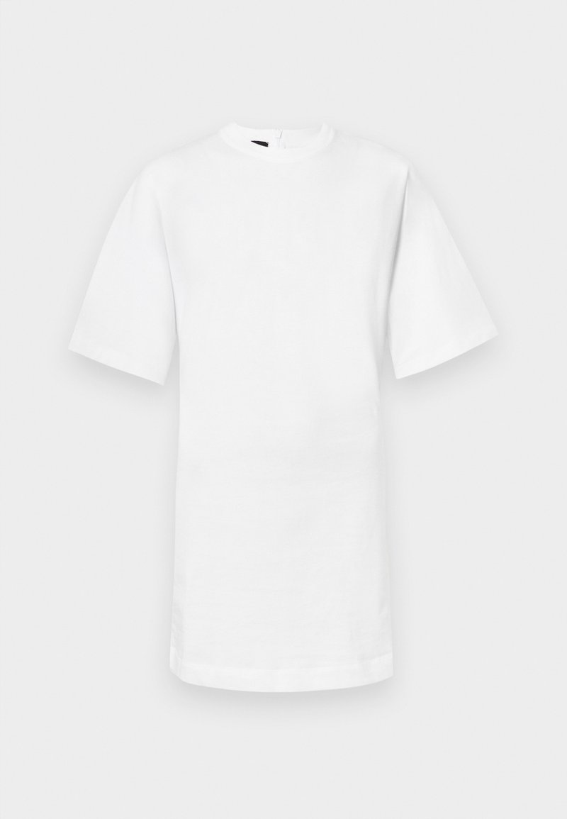 Weißes Baumwoll-T-Shirt mit kurzen Ärmeln, Rundhalsausschnitt und geradem Saum. Glatte Textur ohne sichtbare Muster oder Akzente.