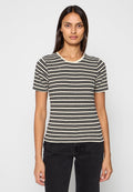 Gestreiftes T-Shirt mit kurzen Ärmeln, rundem Ausschnitt in Creme-, Schwarz- und Beigetönen; strukturierter Stoff mit horizontalen Linien.
