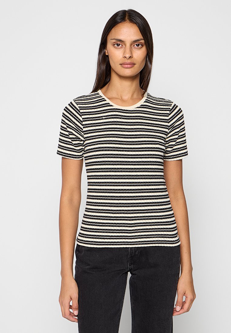 Gestreiftes T-Shirt mit kurzen Ärmeln, rundem Ausschnitt in Creme-, Schwarz- und Beigetönen; strukturierter Stoff mit horizontalen Linien.