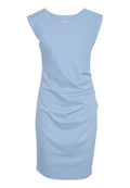 Hellblau, knielanges Kleid aus weichem Stoff. Es hat kurze Ärmel, einen runden Ausschnitt und seitliche Raffung.