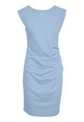 Hellblau, knielanges Kleid aus weichem Stoff. Es hat kurze Ärmel, einen runden Ausschnitt und seitliche Raffung.