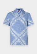 Kurzärmeliges blaues Hemd mit weißen Paisley- und geometrischen Mustern, geknöpfter Vorderseite und spitzem Kragen. Hergestellt aus leichtem Stoff.