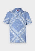 Kurzärmeliges blaues Hemd mit weißen Paisley- und geometrischen Mustern, geknöpfter Vorderseite und spitzem Kragen. Hergestellt aus leichtem Stoff.