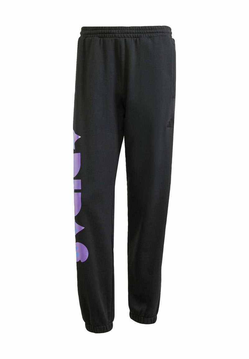Schwarze Jogginghosen mit lockerer Passform, die ein großes lila "ADIDAS"-Logo am linken Bein und elastische Bündchen an den Knöcheln aufweisen. Hergestellt aus weichem Stoff.