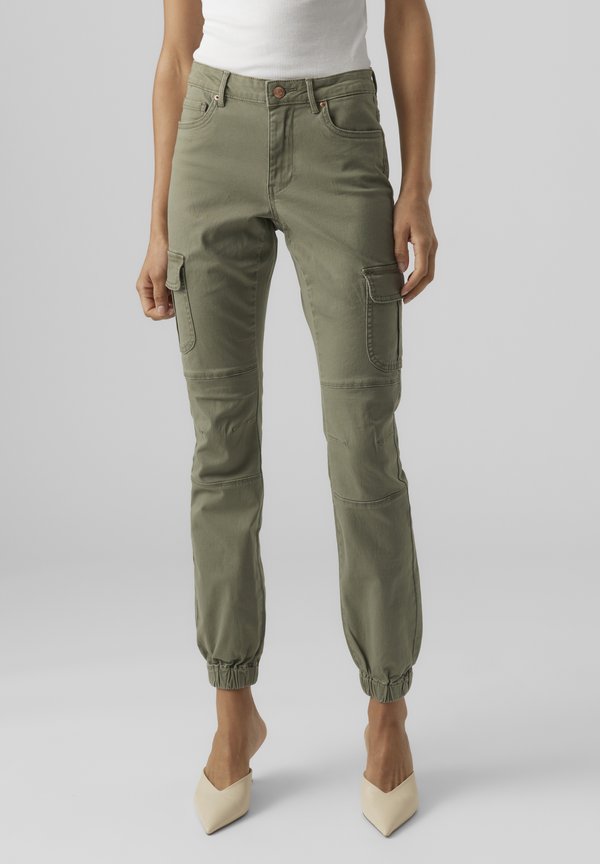 Vero Moda Cargo VMIVY Mid rise Cargo - Cargo trousers - ivy green