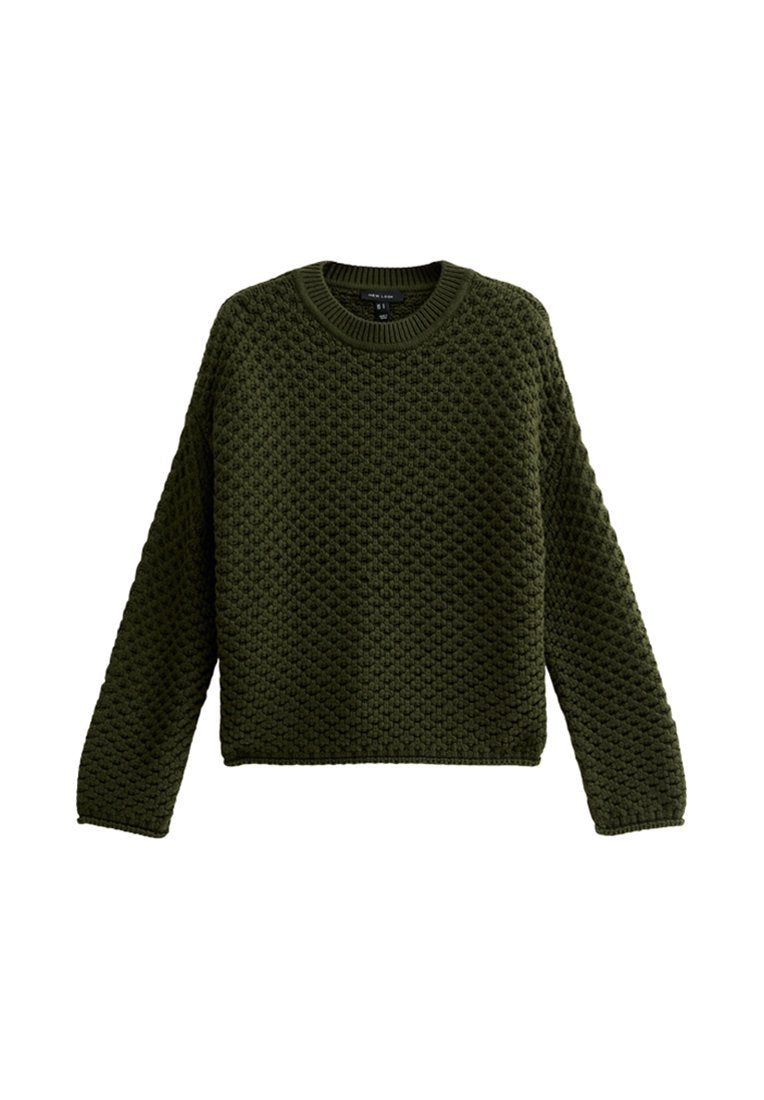 Dunkelgrüner gestrickter Pullover mit rundem Halsausschnitt, langen Ärmeln und einem strukturierten Muster. Lockere Passform und gerippte Bündchen.