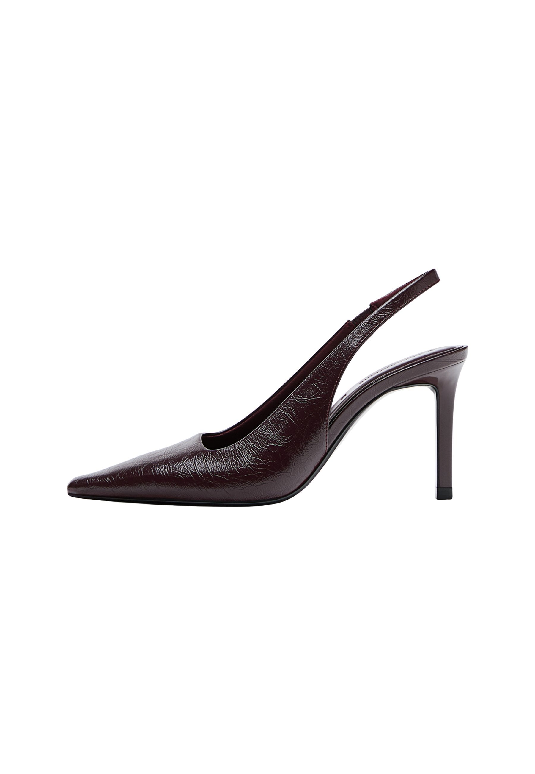 Bordauxrotes Leder Slingback-Pumps mit spitzem Zeh, einem mittelhohen Stiletto-Absatz und einem ausgeschnittenen Seitenbereich für ein modernes Design.