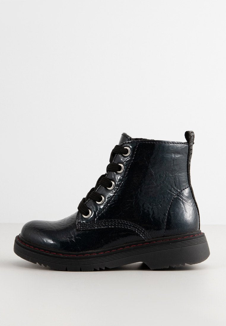 Schwarze Lederstiefeletten mit glänzender Textur, runder Zehenpartie, sechs Ösen, schwarzen Schnürsenkeln und einem kontrastierenden roten Stichdetail an der Sohle.