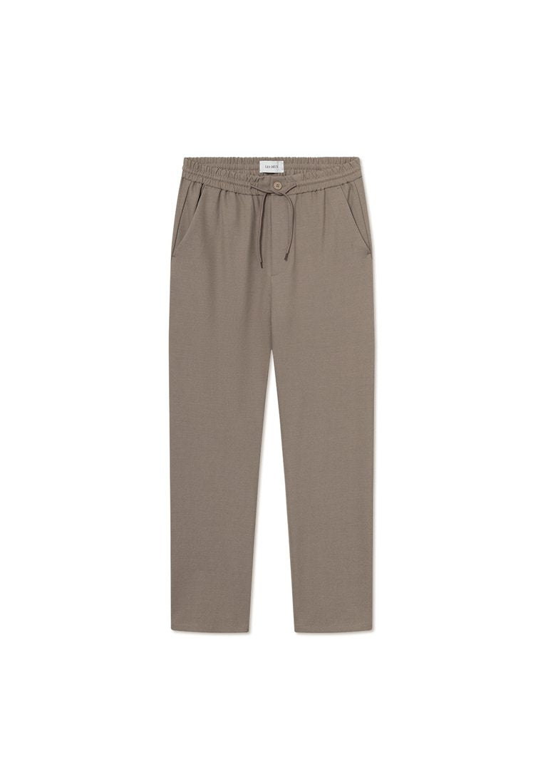 Graue Jogginghosen mit elastischem Bund, Kordelzug und Seitentaschen. Der Stoff wirkt glatt mit einer entspannten Passform und schmal zulaufenden Beinen.