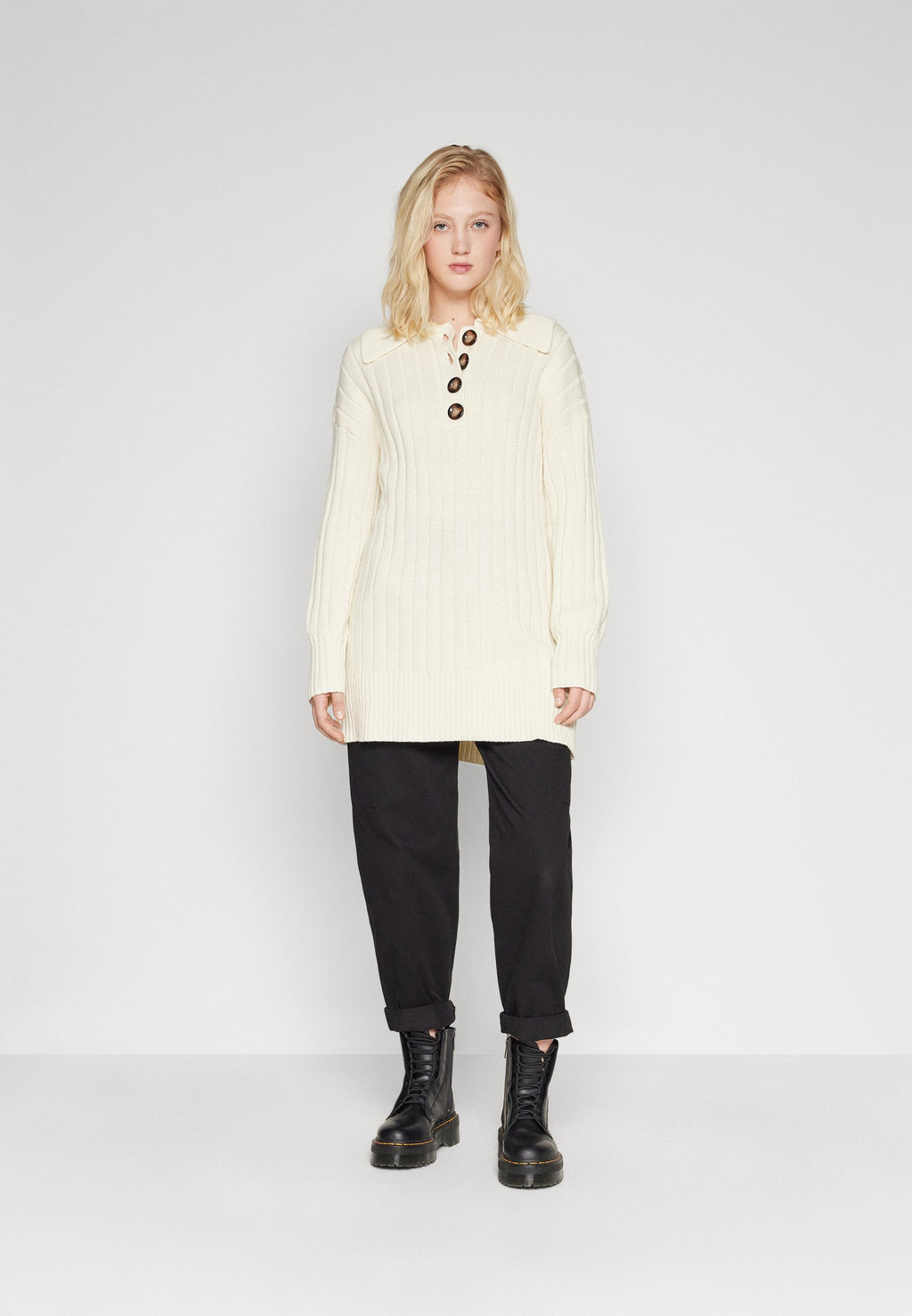 NA-KD OVERSIZED BUTTON DETAIL