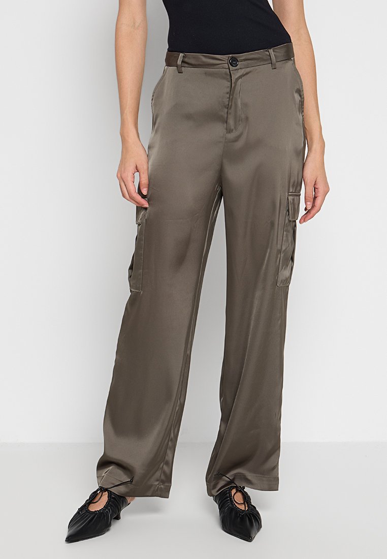 DKNY Cargohose Media 1