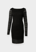 Schwarz-langes Spitzenkleid mit langen Ärmeln, weitem Ausschnitt und taillierter Silhouette, das einen gewellten Saum und florale Muster aufweist.