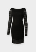 Schwarz-langes Spitzenkleid mit langen Ärmeln, weitem Ausschnitt und taillierter Silhouette, das einen gewellten Saum und florale Muster aufweist.