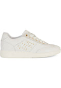 Weiße Low-Top-Sneaker mit goldenen Ösen und kleinen goldenen Nieten, die ein Muster an der Seite bilden, ausgestattet mit weißen Schnürsenkeln und einer cremefarbenen Sohle.
