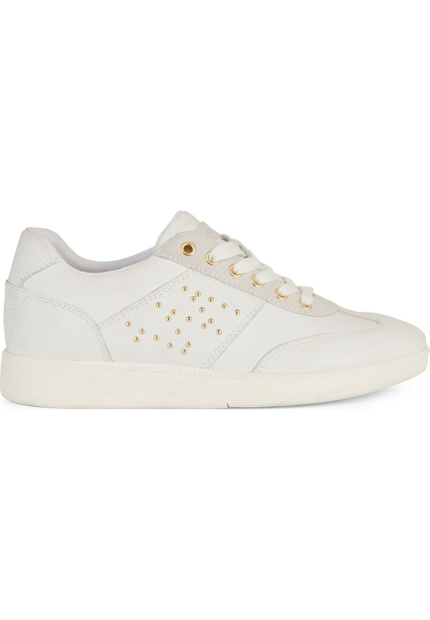 Weiße Low-Top-Sneaker mit goldenen Ösen und kleinen goldenen Nieten, die ein Muster an der Seite bilden, ausgestattet mit weißen Schnürsenkeln und einer cremefarbenen Sohle.