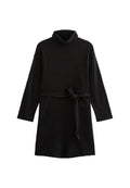 Schwarzes, langärmeliges Kleid mit Turtleneck und einem Stoffgürtel. Hergestellt aus einem weichen Material, mit lockerer Passform und ungemusterter Textur.