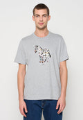 Graues T-Shirt mit kurzen Ärmeln und einem bunten Zebra-Motiv auf der Vorderseite. Hergestellt aus einer weichen Baumwollmischung, mit regulärer Passform und Rundhalsausschnitt.