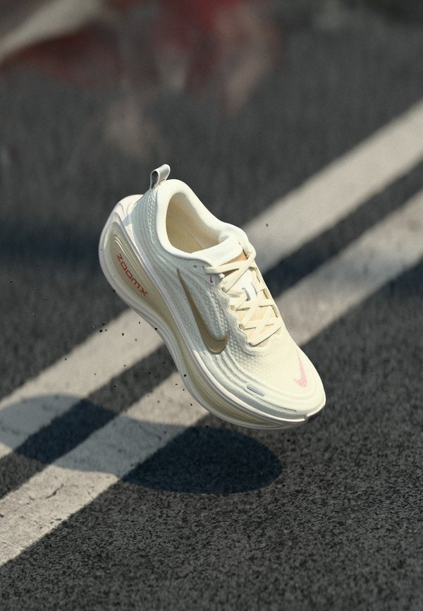 Nike Performance VOMERO PLUS - Road running shoes - sail/metallic gold-coloured grain/light khaki/natural/chalk/light redwood