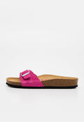 Einzelne rosa Wildleder-Sandale mit Korksohle, verstellbarem Schnallenriemen und konturiertem Fußbett, auf weißem Hintergrund dargestellt.