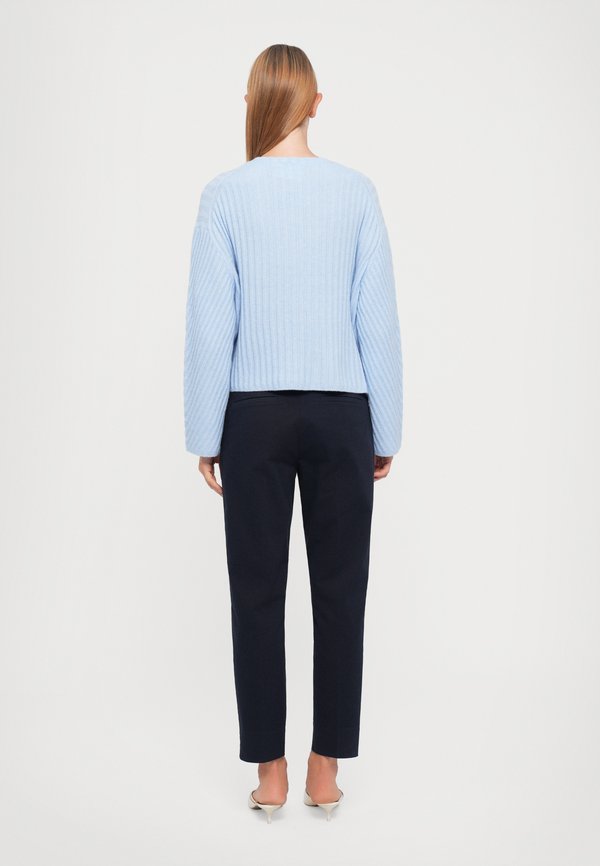 CLOSED CREW NECK