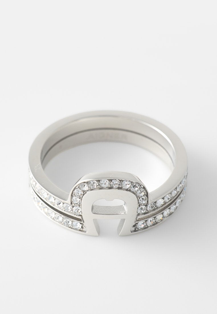 Silberring mit einem einzigartigen Schnallendesign, akzentuiert mit klaren Kristallen entlang von zwei Bändern, glatte, polierte Oberfläche mit reflektierendem Finish.