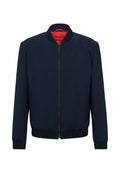 Marineblaue Bomberjacke mit Reißverschluss, geripptem Kragen, Bündchen und Saum, ausgestattet mit einem roten Innenfutter und seitlichen Taschen. Glatte Textur.