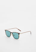 Sonnenbrille mit tortoisefarbigen quadratischen Rahmen, blau getönten Gläsern und dünnen goldenen Metallbügeln vor weißem Hintergrund.