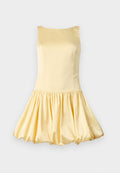Ärmelloses gelbes Kleid aus glattem Stoff, mit einem taillierten Oberteil und einem schwingenden, gerafften Rock für eine ballonartige Form.