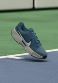 Nike Performance NIKE GP CHALLENGE PRO - Multicourt tennis shoes - smokey blue/white-light bone-new slate
