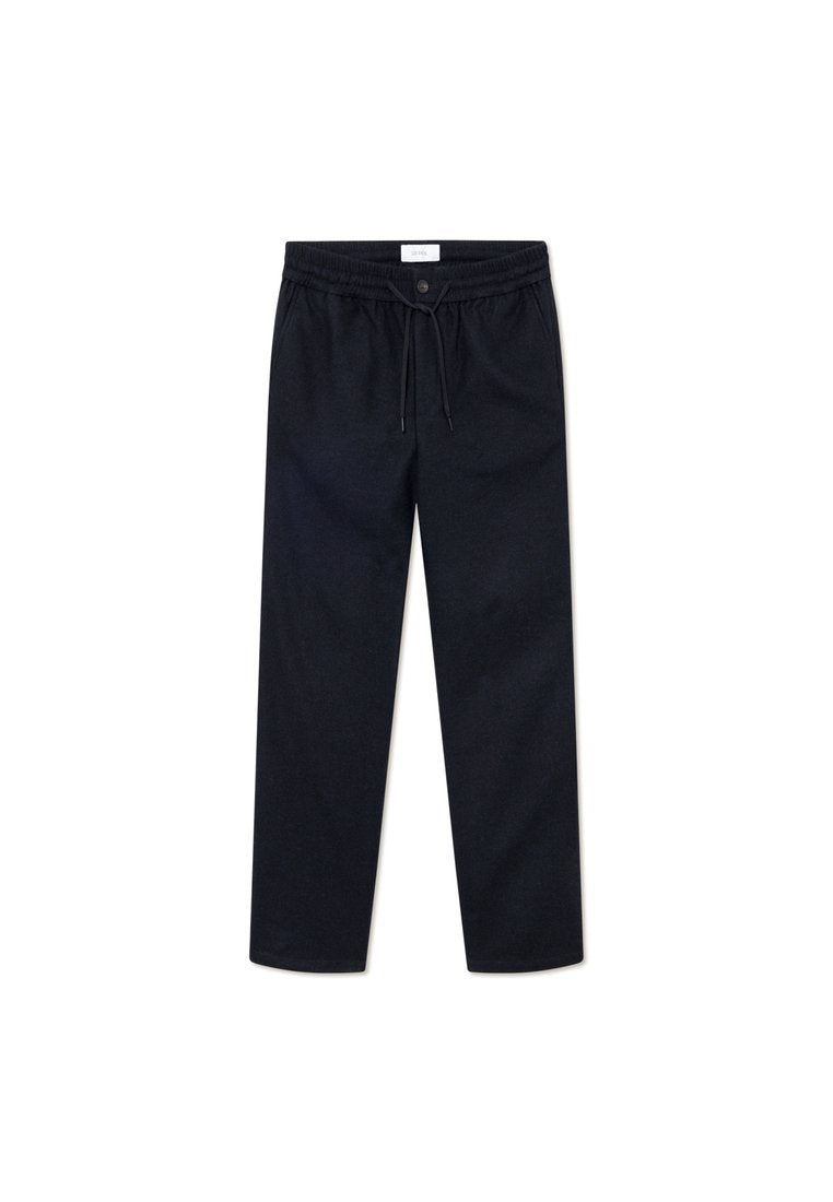 Schwarze, weit geschnittene Hose mit elastischem Bund, Kordelzug und einem einzigen vorderen Knopf. Weicher Stoff mit geradem Beinschnitt.