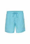 Helle blaue Schwimmshorts mit einem elastischen Bund und Kordelzug, versehen mit einem mehrfarbigen Logo-Druck an der Seite. Die Textur ist glatt.