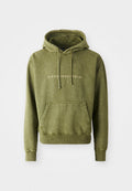 Olivgrüner Hoodie aus weichem Material, mit Kängurutasche, Zugbandkapuze und gesticktem "ALPHA INDUSTRIES"-Logo in Weiß.