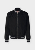 Schwarze Bomberjacke mit Reißverschluss, weiß gestreifter, gerippter Kragen, Bündchen und Saum, mit feiner Logo-Stickerei auf der linken Brust.