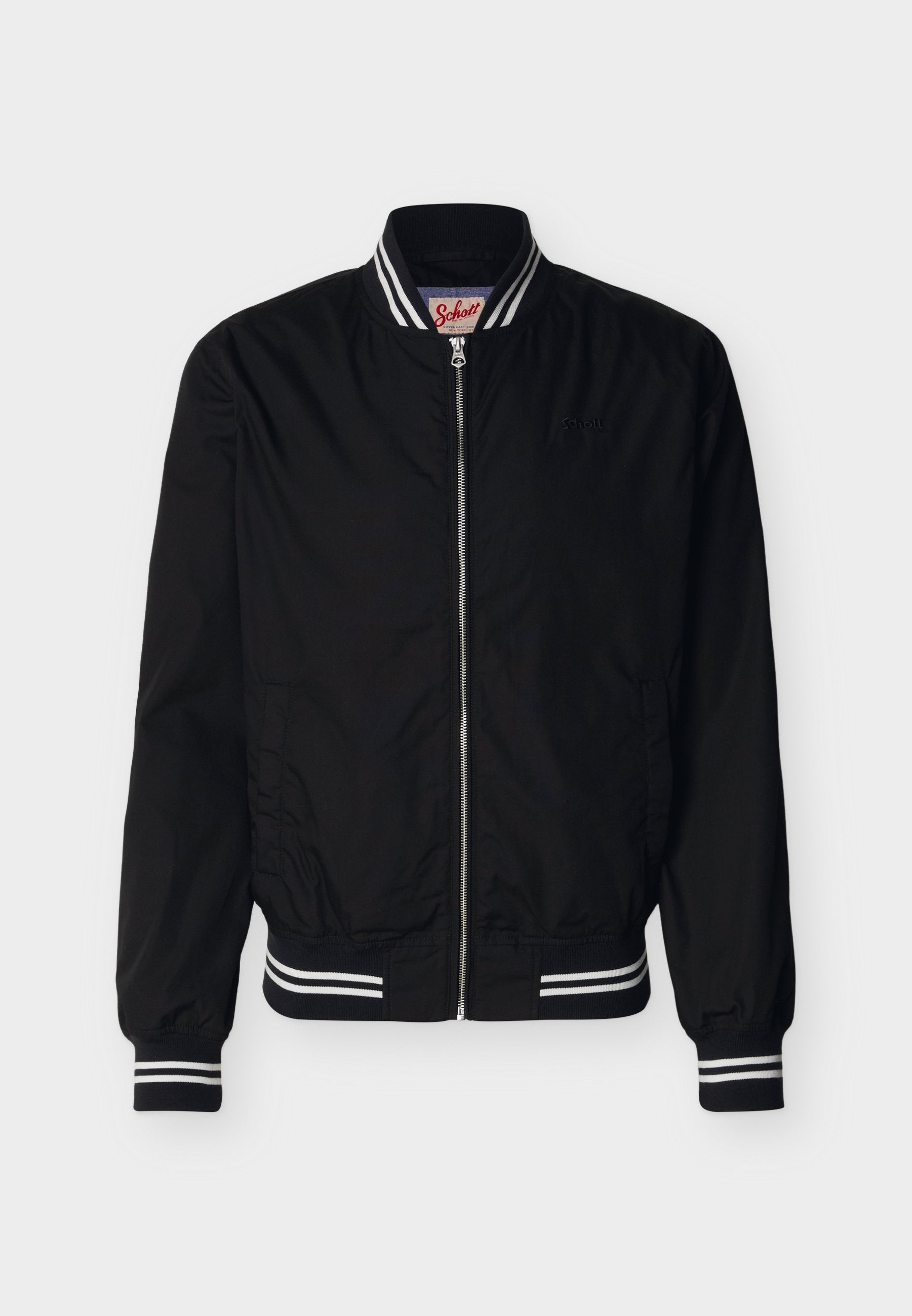 Schwarze Bomberjacke mit Reißverschluss, weiß gestreifter, gerippter Kragen, Bündchen und Saum, mit feiner Logo-Stickerei auf der linken Brust.